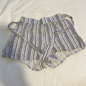 Streetwear society xs white and dark blue patterned flowy shorts